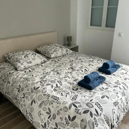 Avec Cours Exterieur Apartment